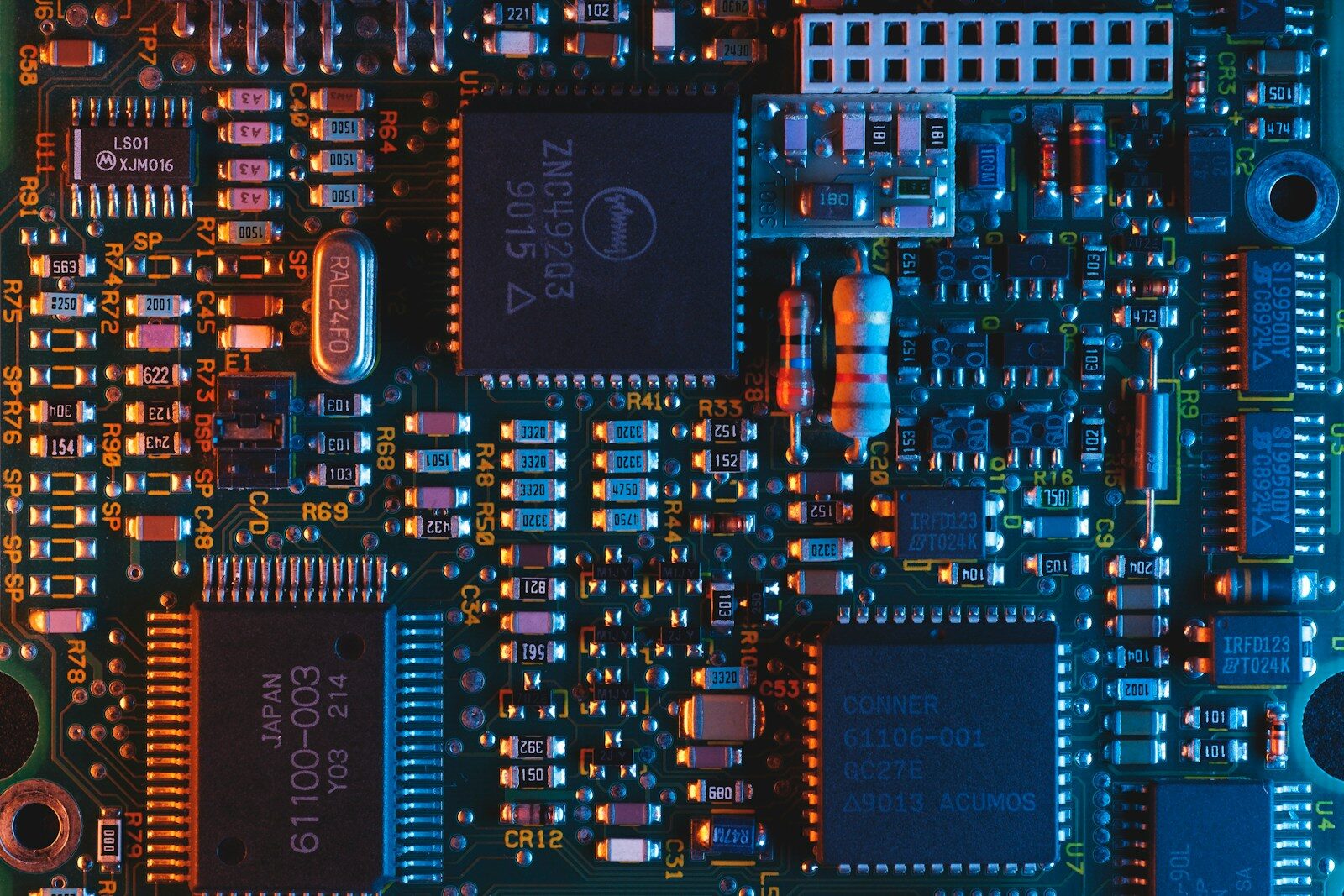 Microchip and photonics hardware used for precision optical measurement